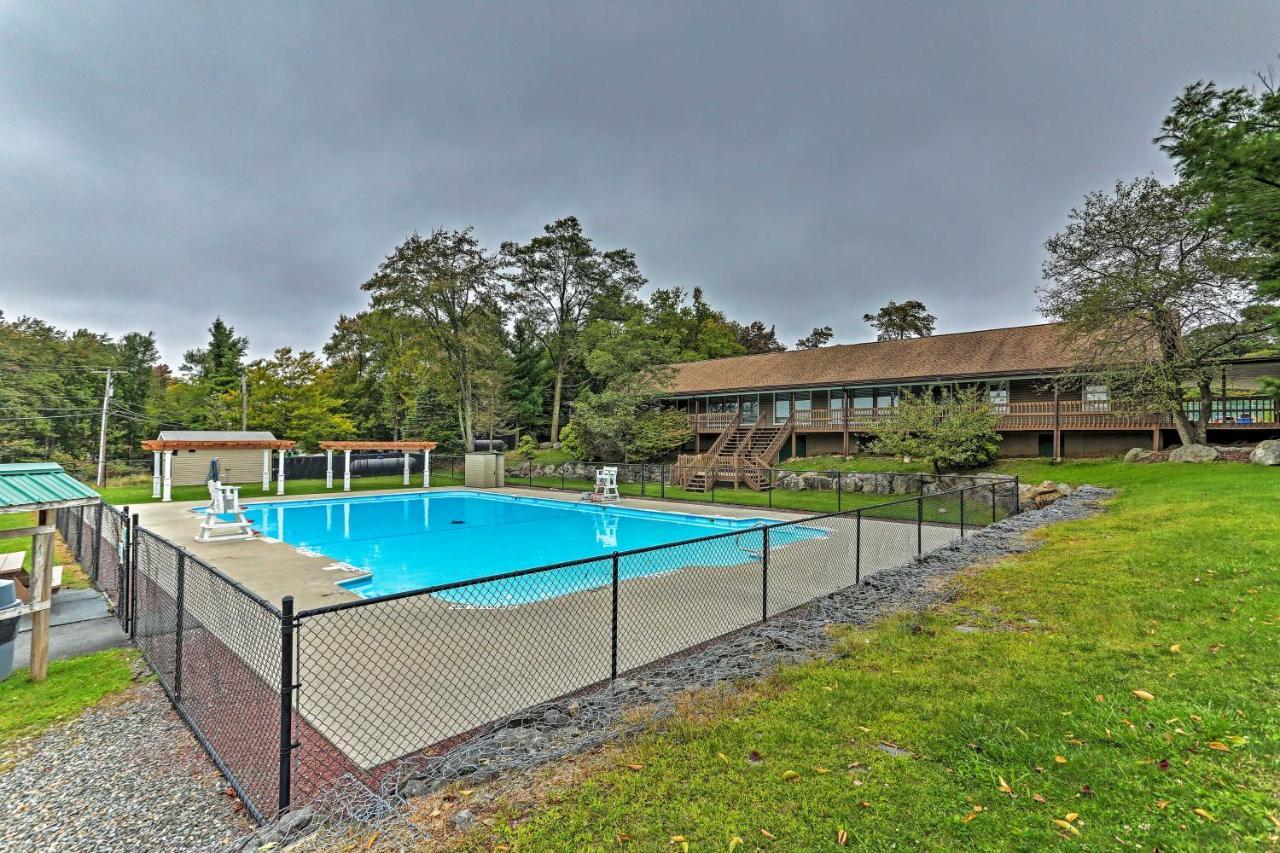 With Hot Tub And Fire Pit Walk To Tobyhanna
