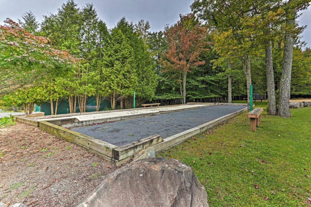 With Hot Tub And Fire Pit Walk To Holiday home Tobyhanna