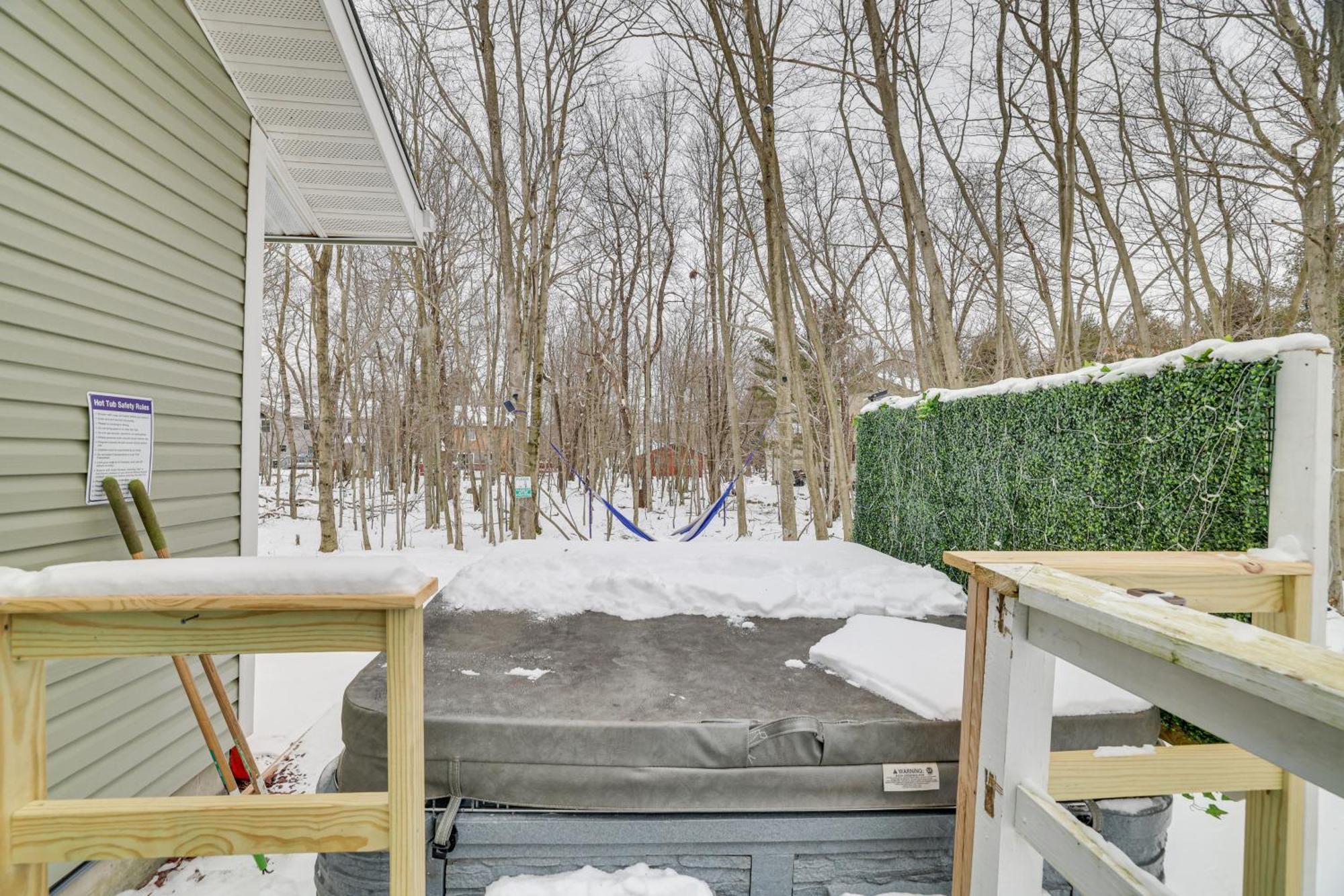 With Hot Tub And Fire Pit Walk To * Tobyhanna